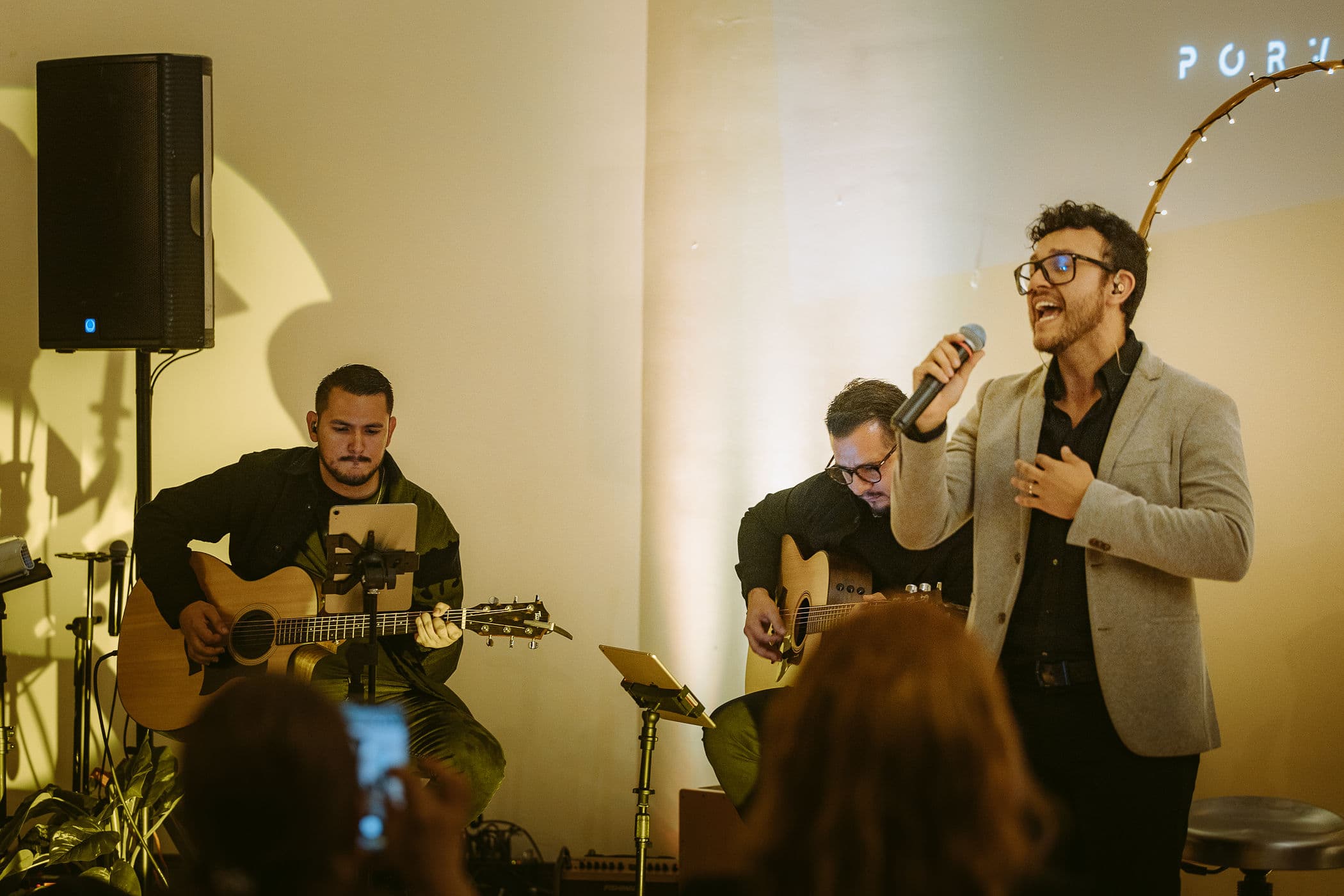 Guitarristas y vocalista de PORVENIR durante una sesión en vivo