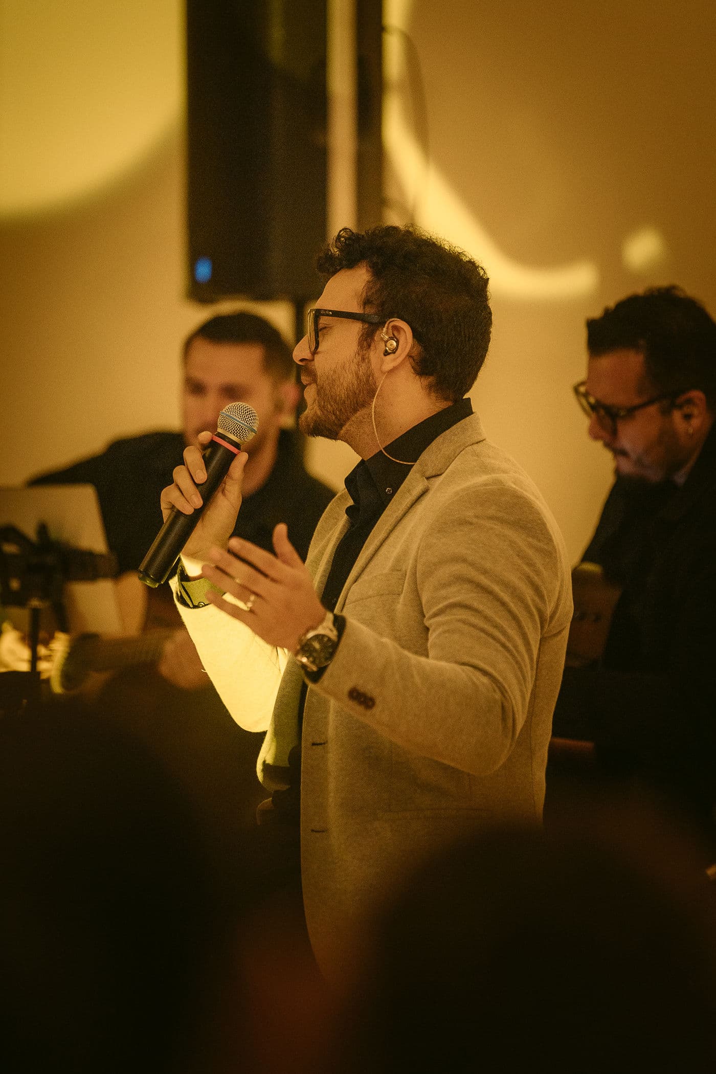 Vocalista de Porvenir de perfil durante una presentación con la agrupación