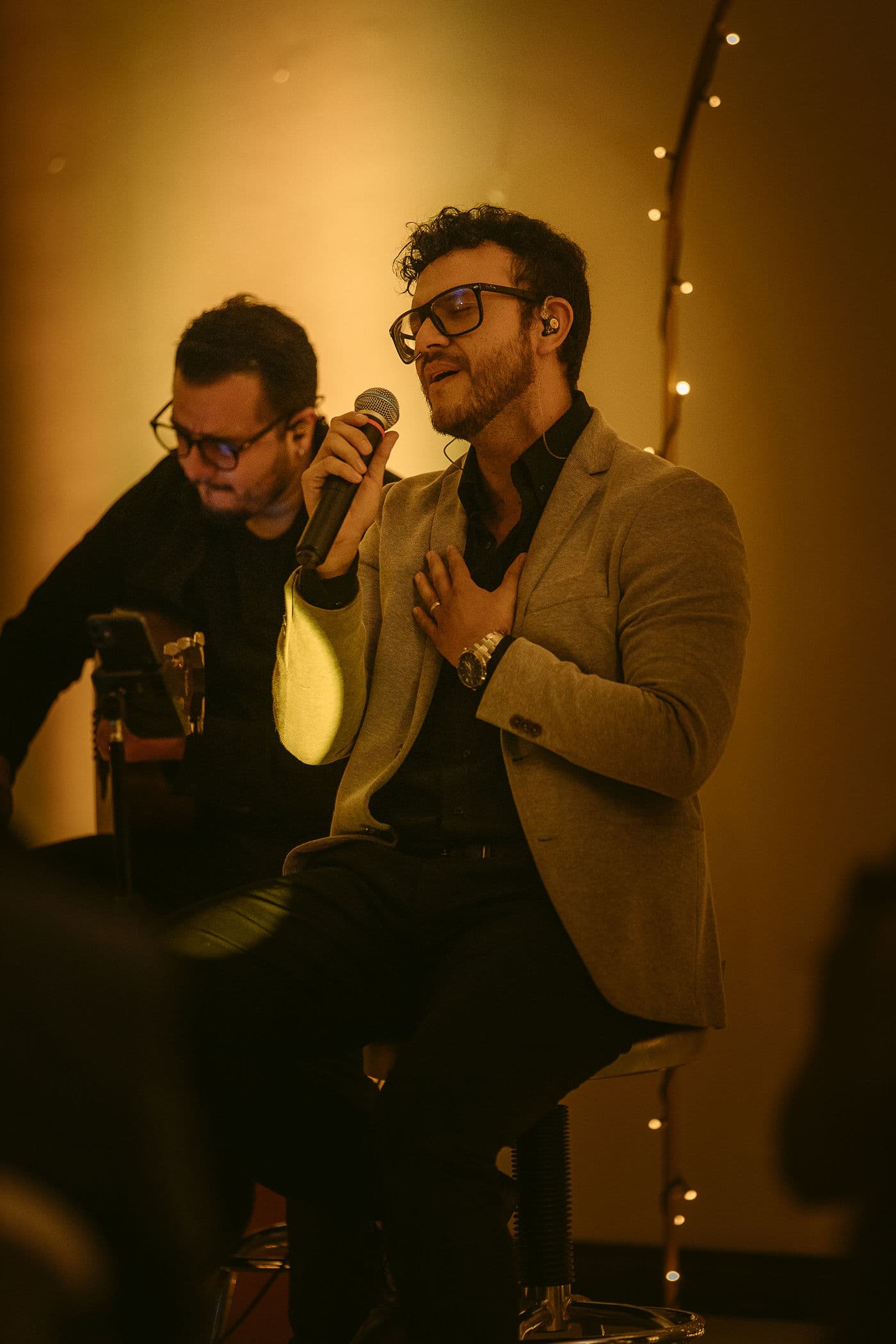 Vocalista de Porvenir cantando con una mano sobre el corazón