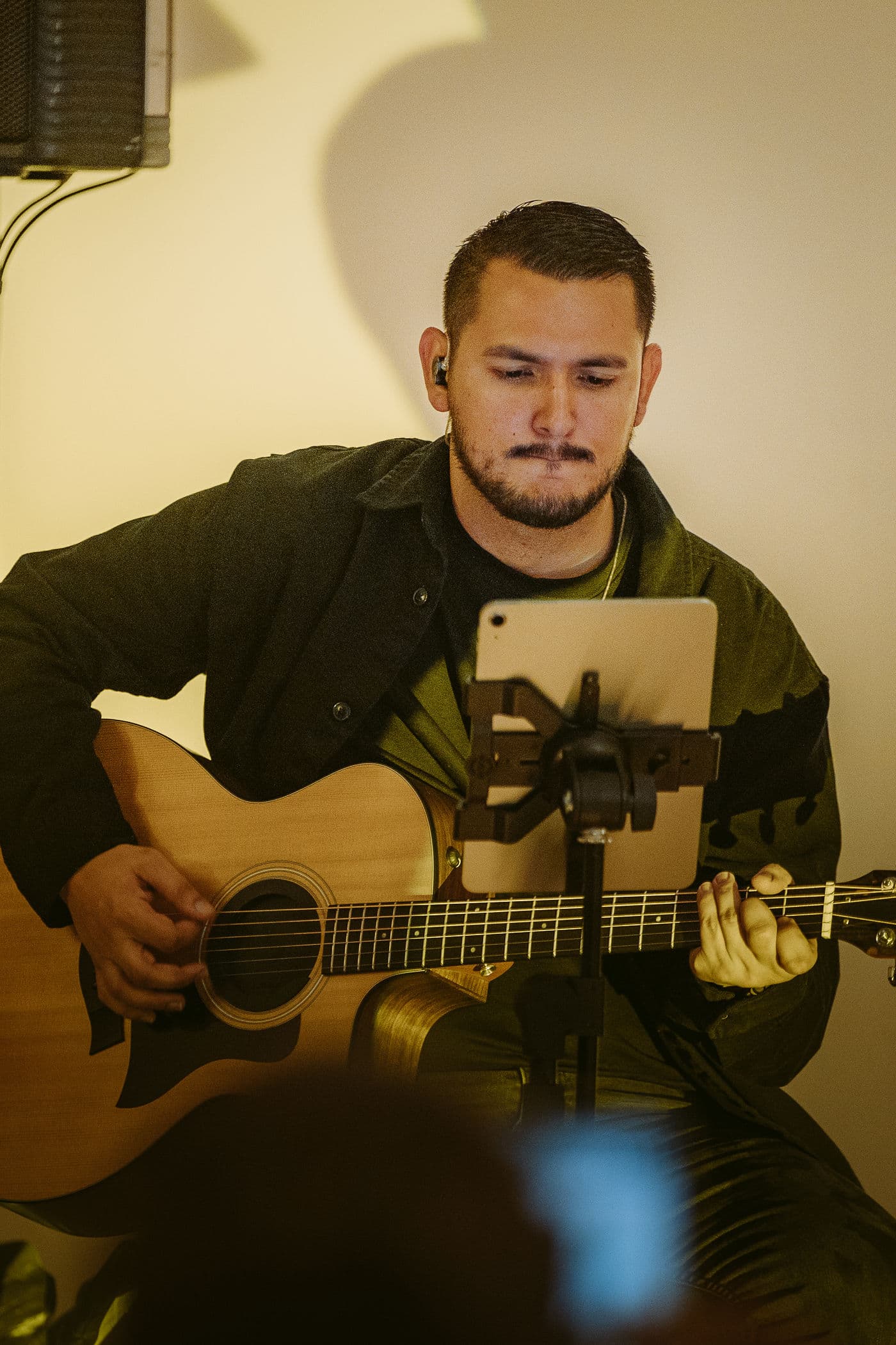 Vocalista de Porvenir visto de lado durante una presentación en vivo
