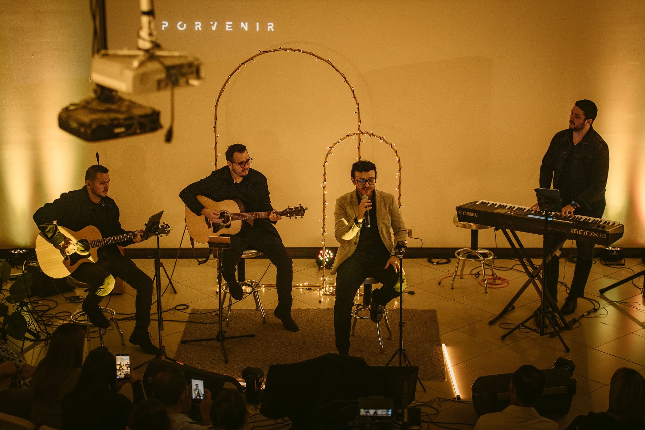 Integrantes de Porvenir con guitarras, voz y teclado durante una presentación